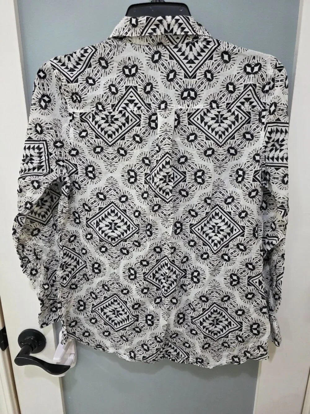 Geometric Print Blouse – Women’s‎ Medium Black White Tan Button Front - Picture 7 of 8
